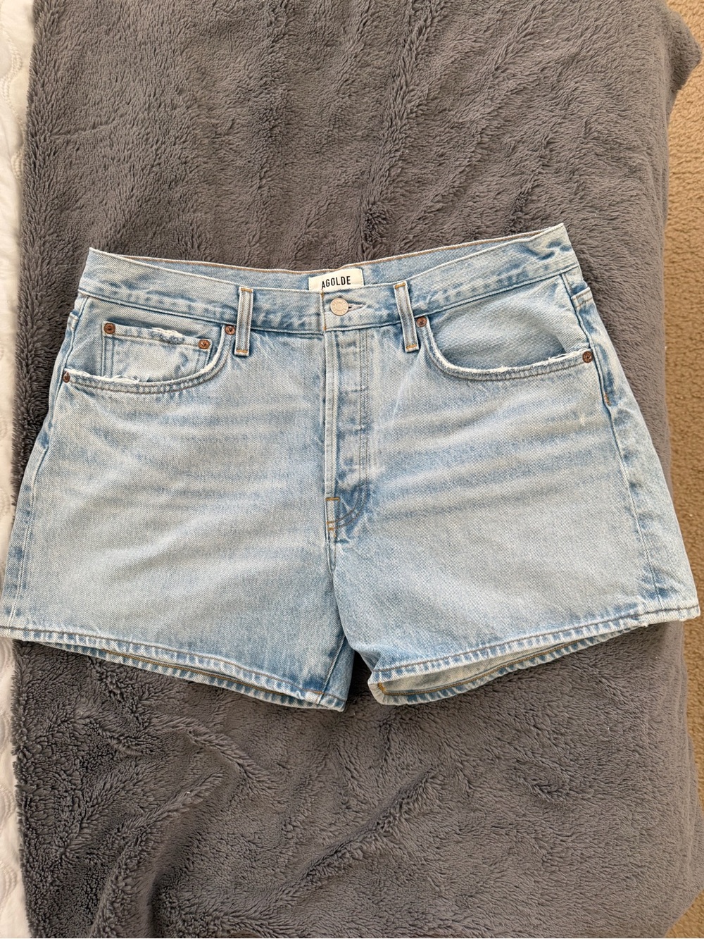 Agolde Parker Long Shorts in a light blue - Picture 2 of 6